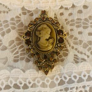 Vintage Gold Cameo Brooch